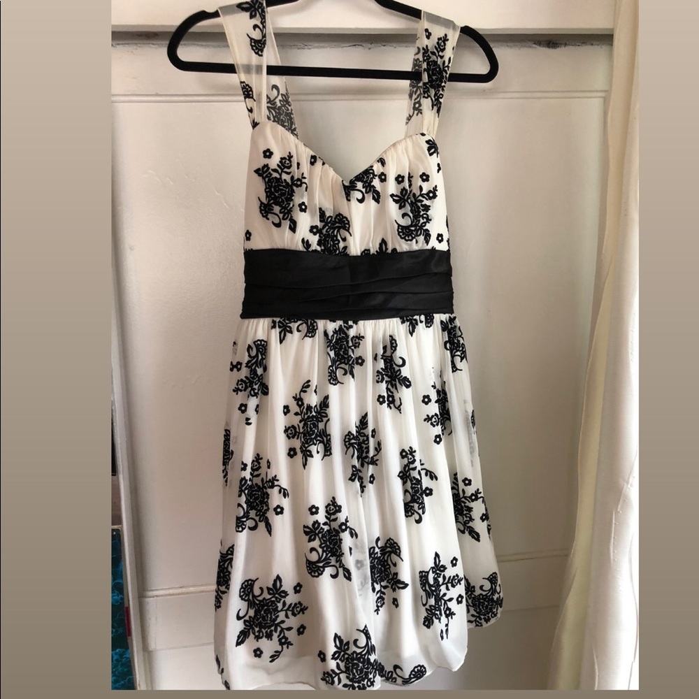 White and black floral short dress